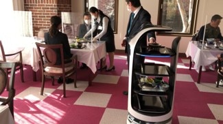 スタッフは常時フロアでおもてなしをご提供。ロボットとの二人三脚を実現