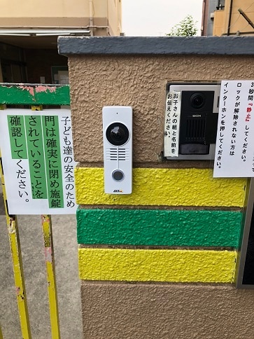 登園者のスピーディーかつ確実な本人確認と自動解錠を実現