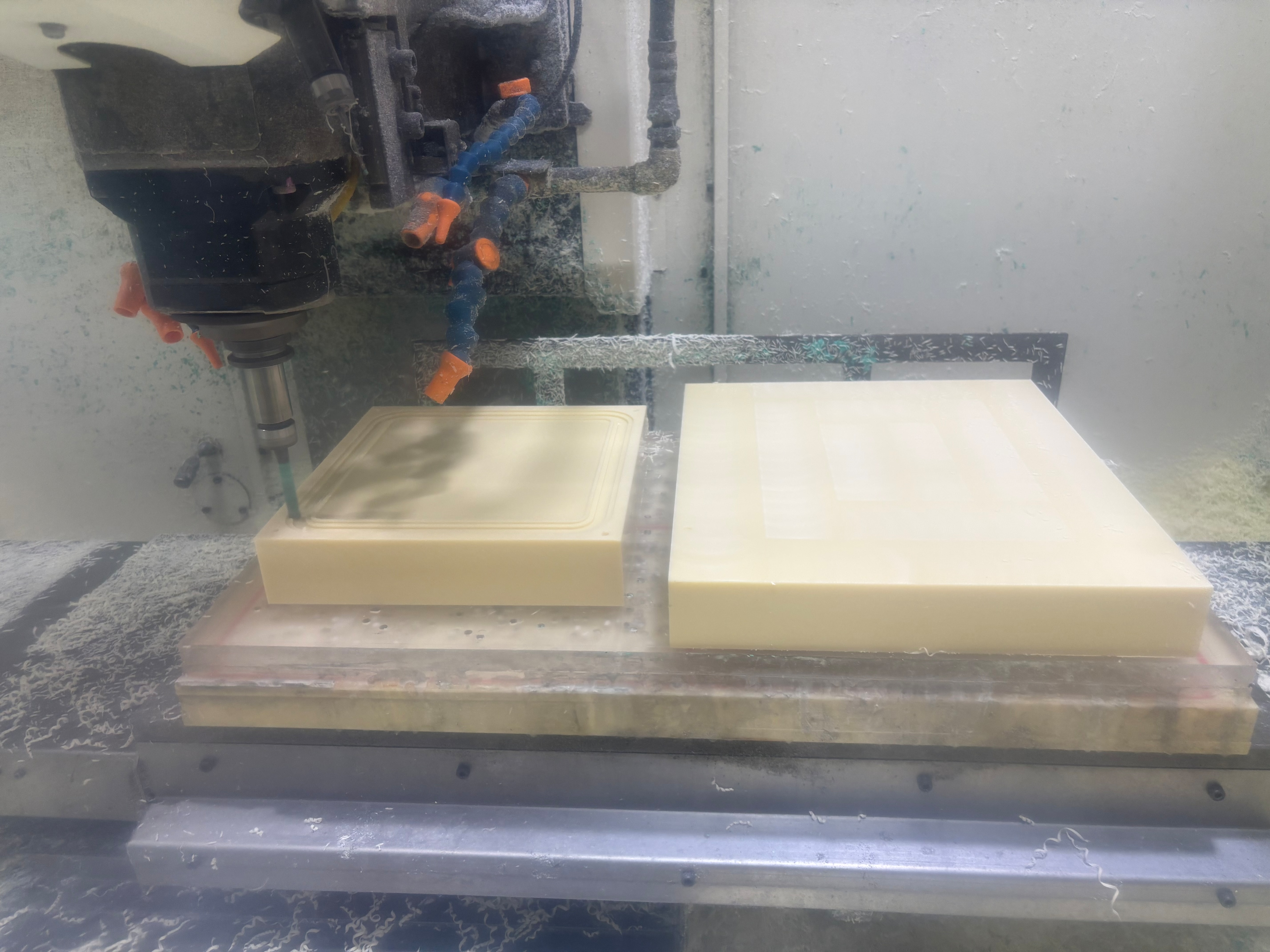 CNCマシニングセンタ３軸加工機