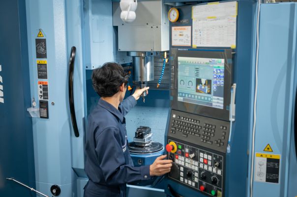 CNCマシニングセンタ５軸加工機