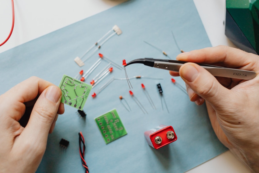 LED組み込み作業の様子のイメージ図