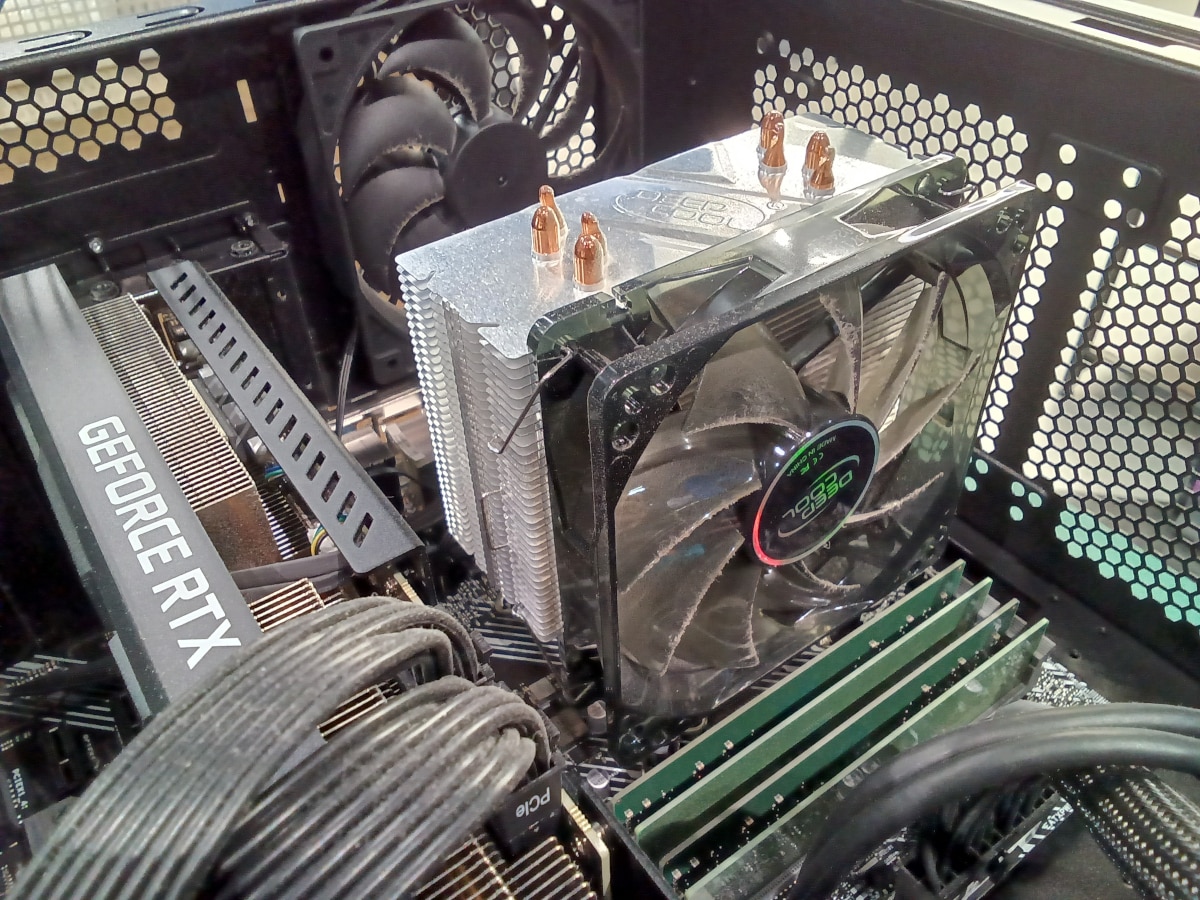 クリーニング前パソコン内部 CPUクーラー付近