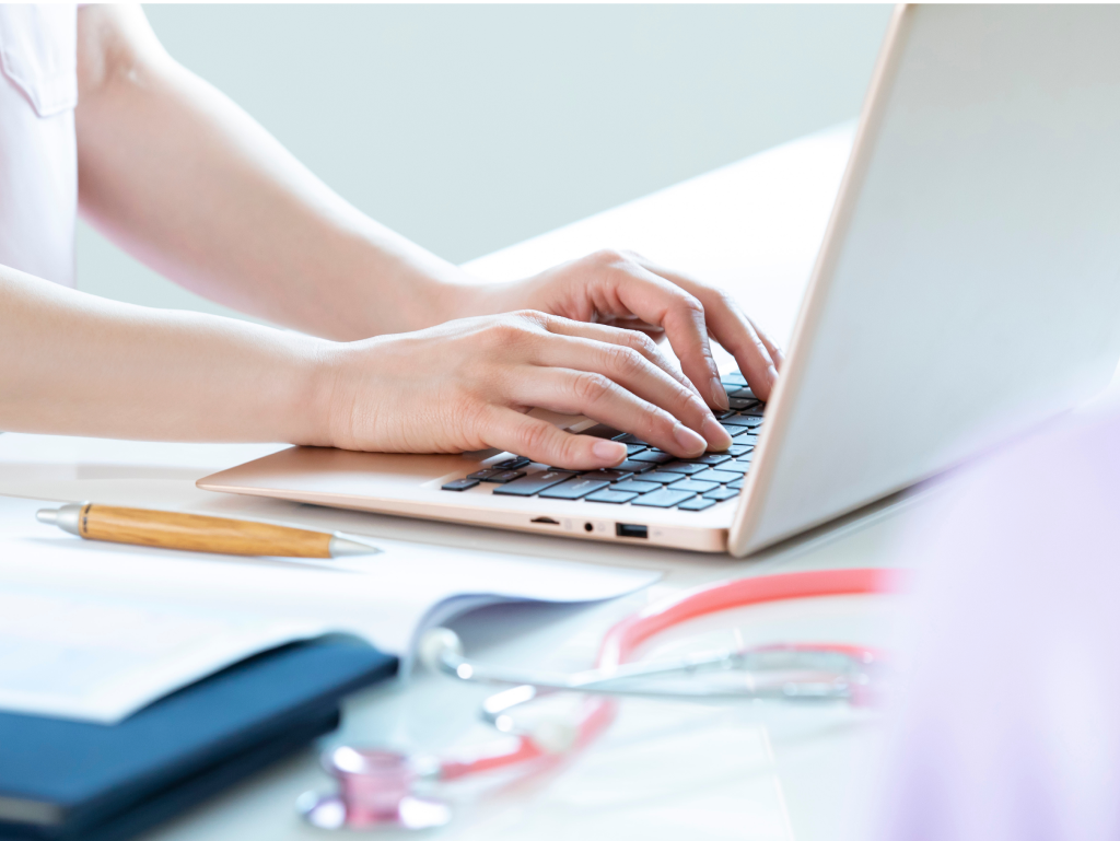 カルテ操作中の様子