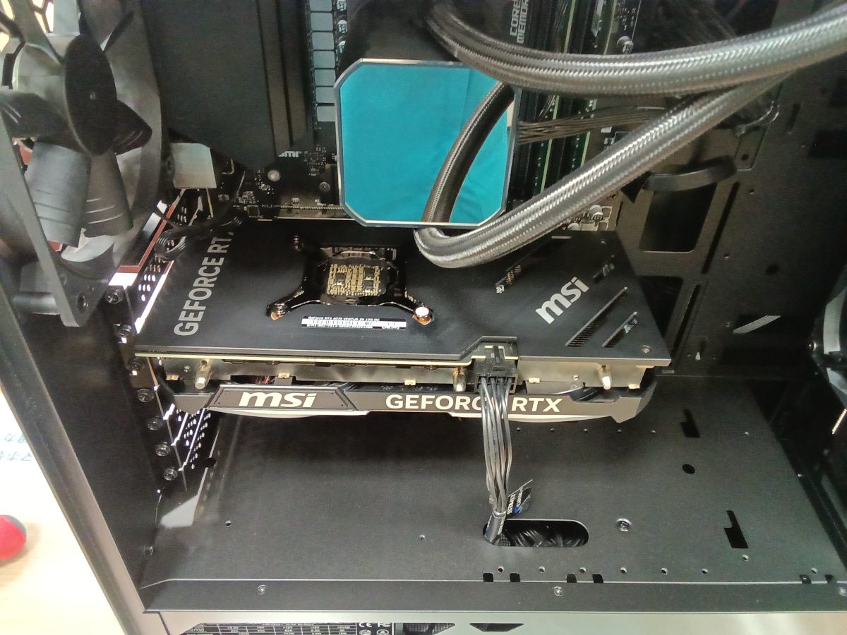クリーニング後のパソコン内部グラフィックボード周辺