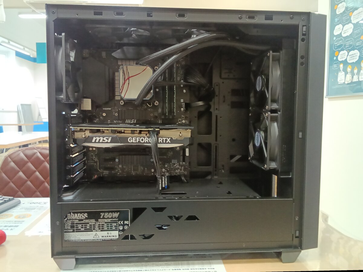 クリーニング後のパソコン内部