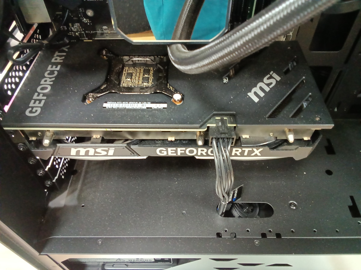 クリーニング前パソコン内部グラフィックボード周辺