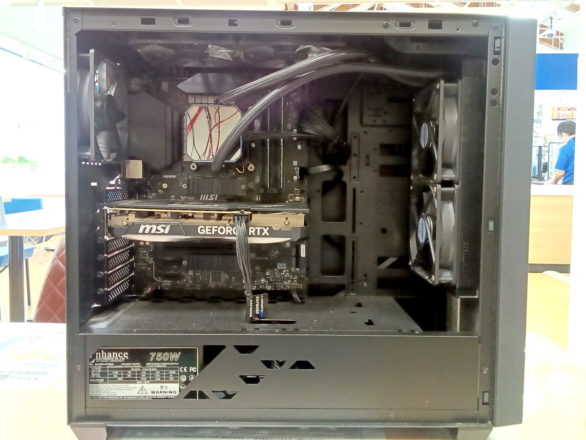 クリーニング前のパソコン内部