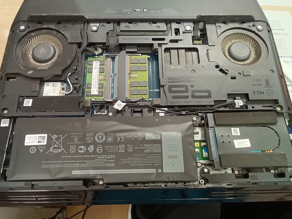 クリーニング前のパソコン内部