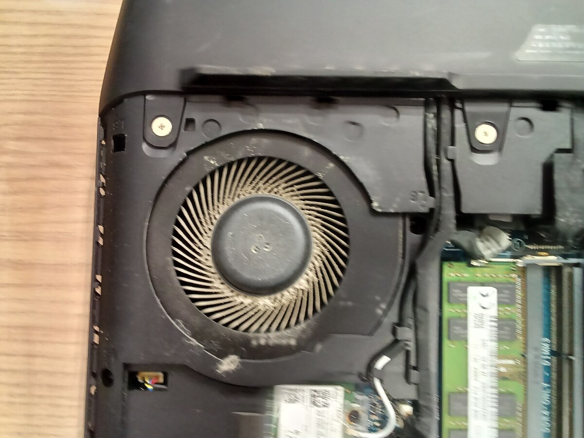 クリーニング前のパソコン内部 ファンアップ