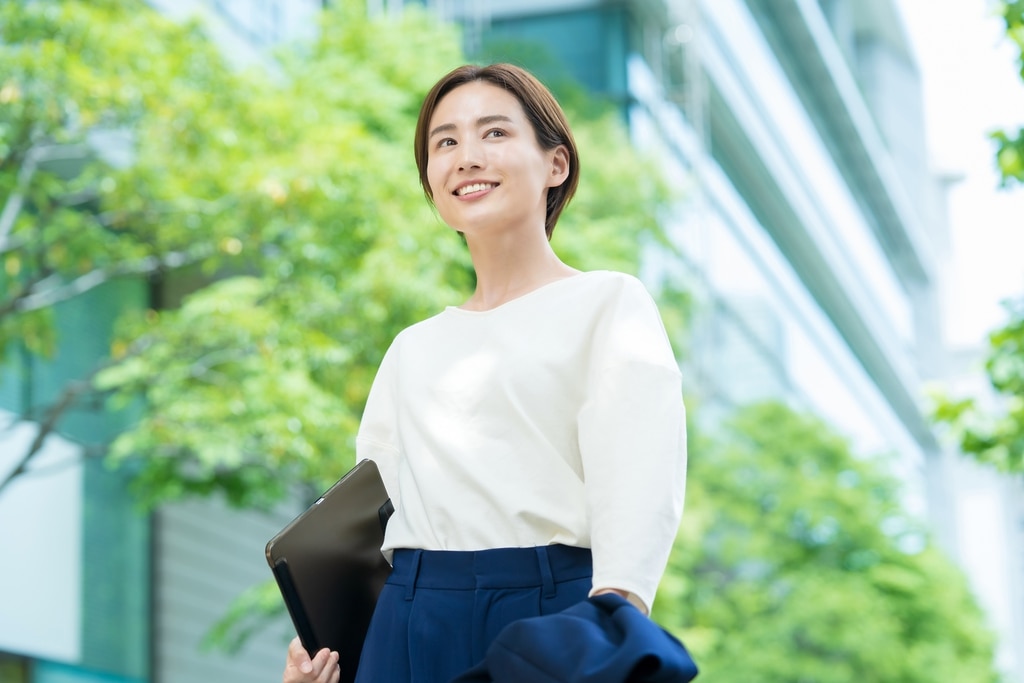 ビジネスカジュアルの女性