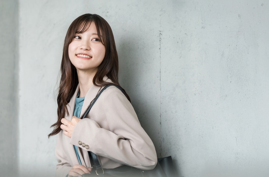 ビジネスカジュアルの女性