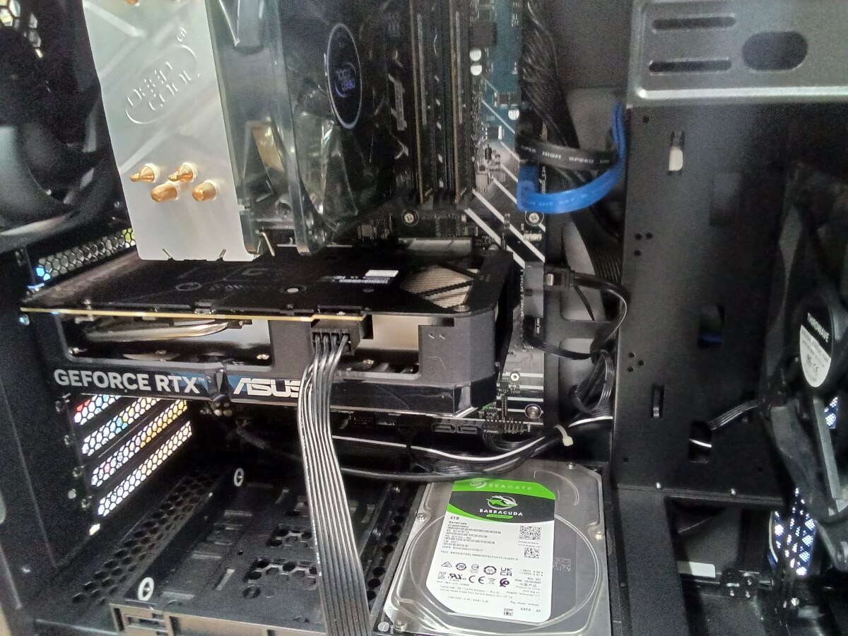 修理後のパソコン内部