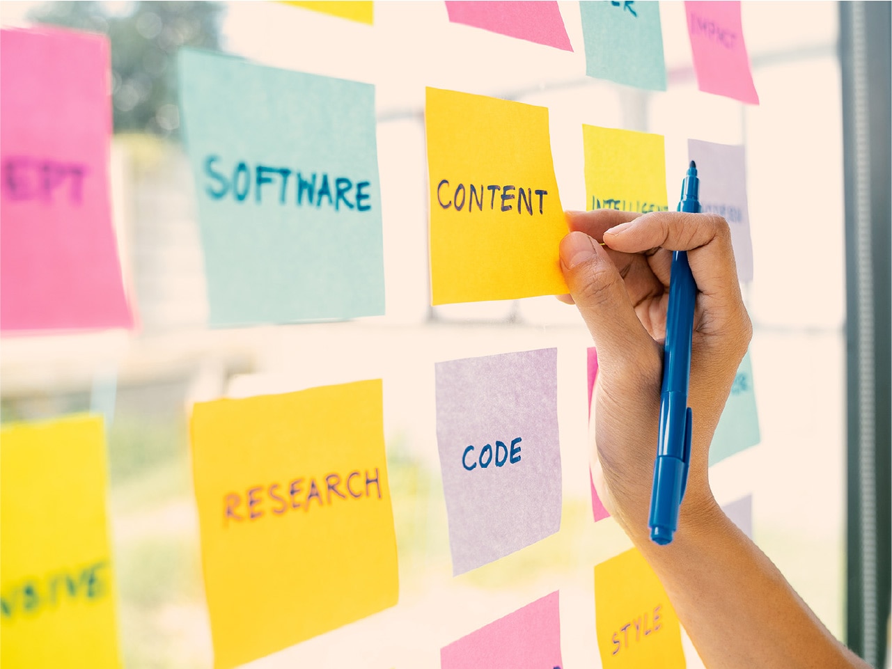 アテナ社内でのミーティングの様子