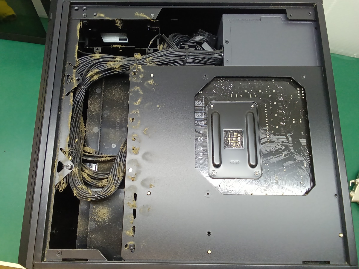 クリーニング前のパソコン内部