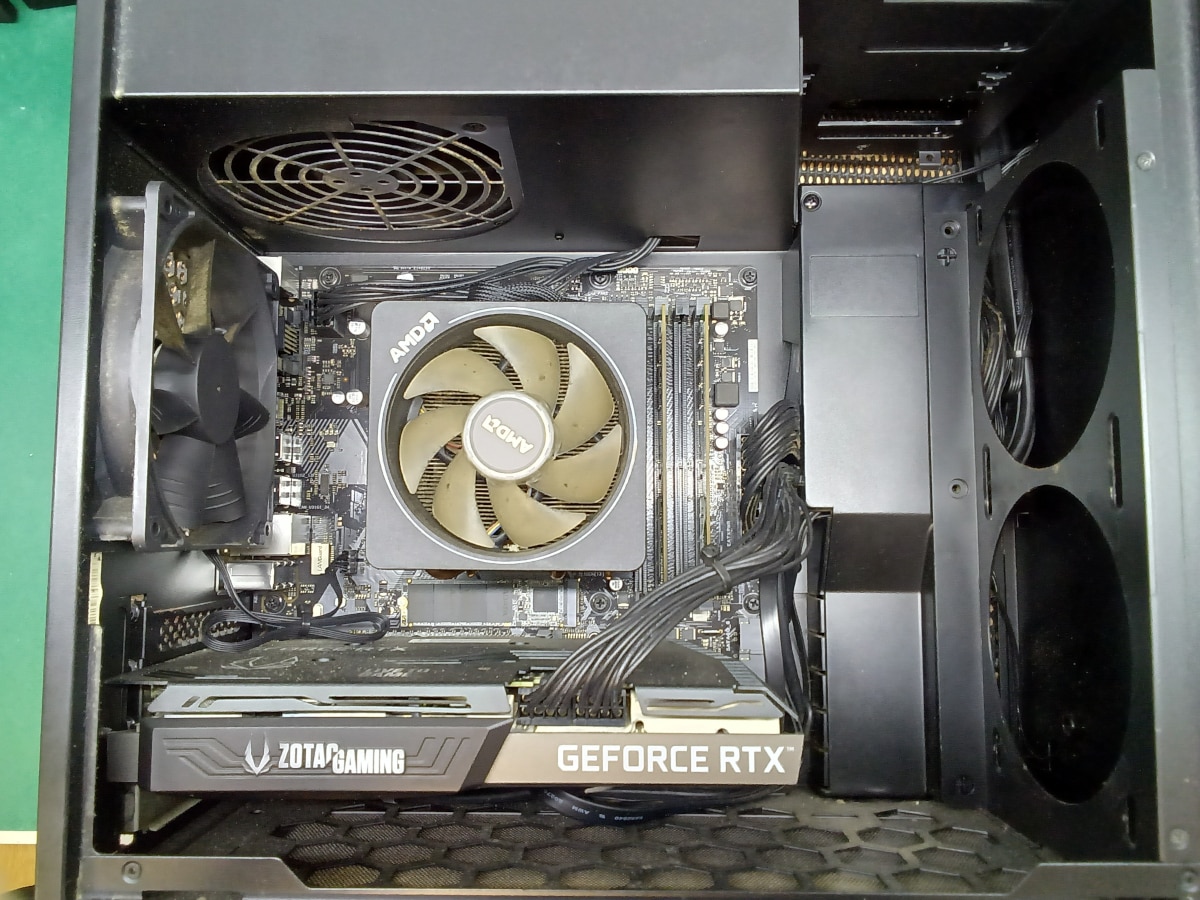 クリーニング前のパソコン内部