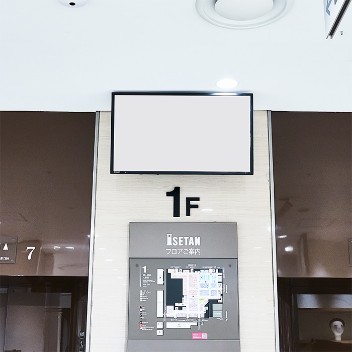 新宿店 本館吊り下げモニター