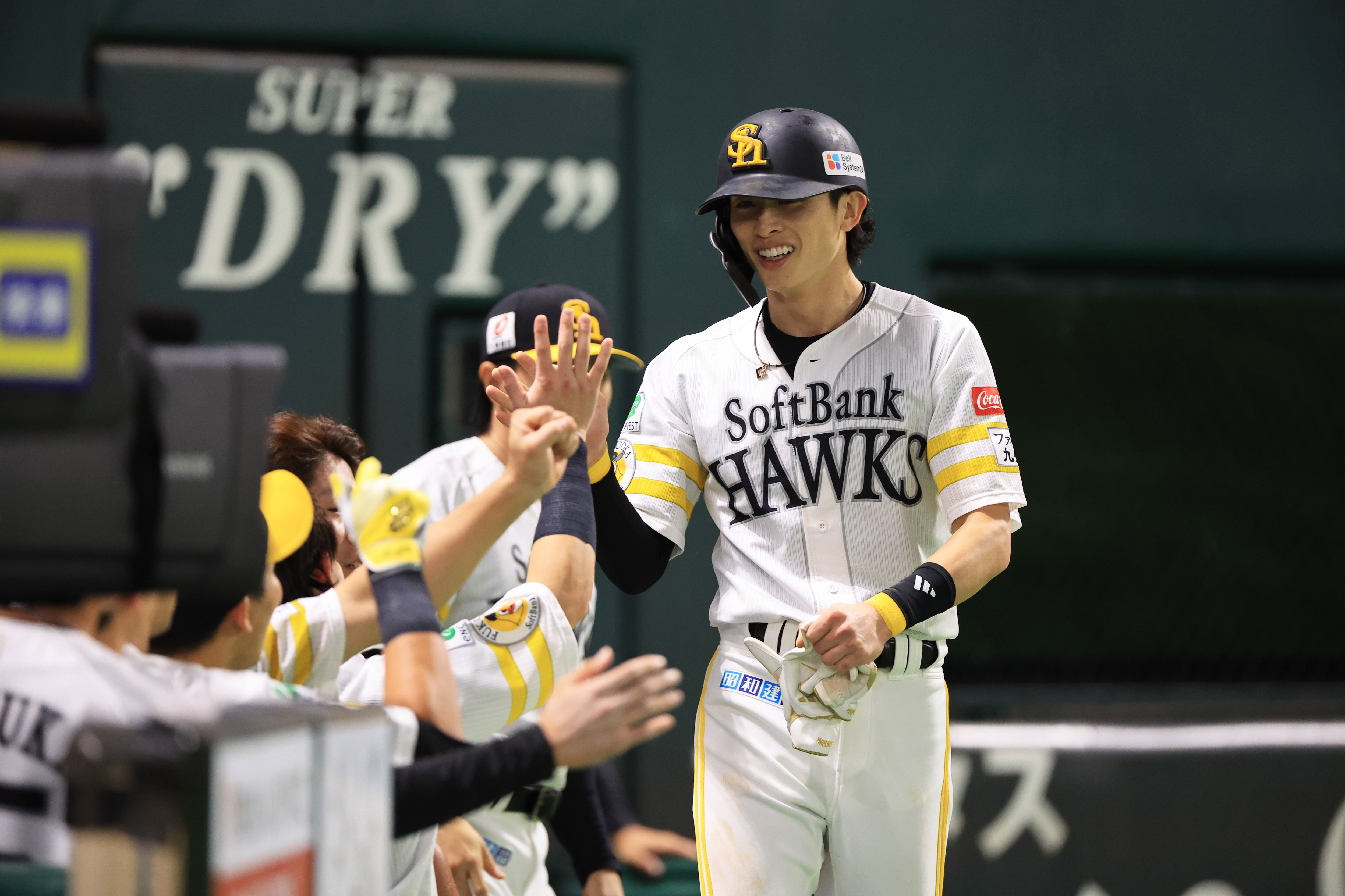 選手ハイタッチ