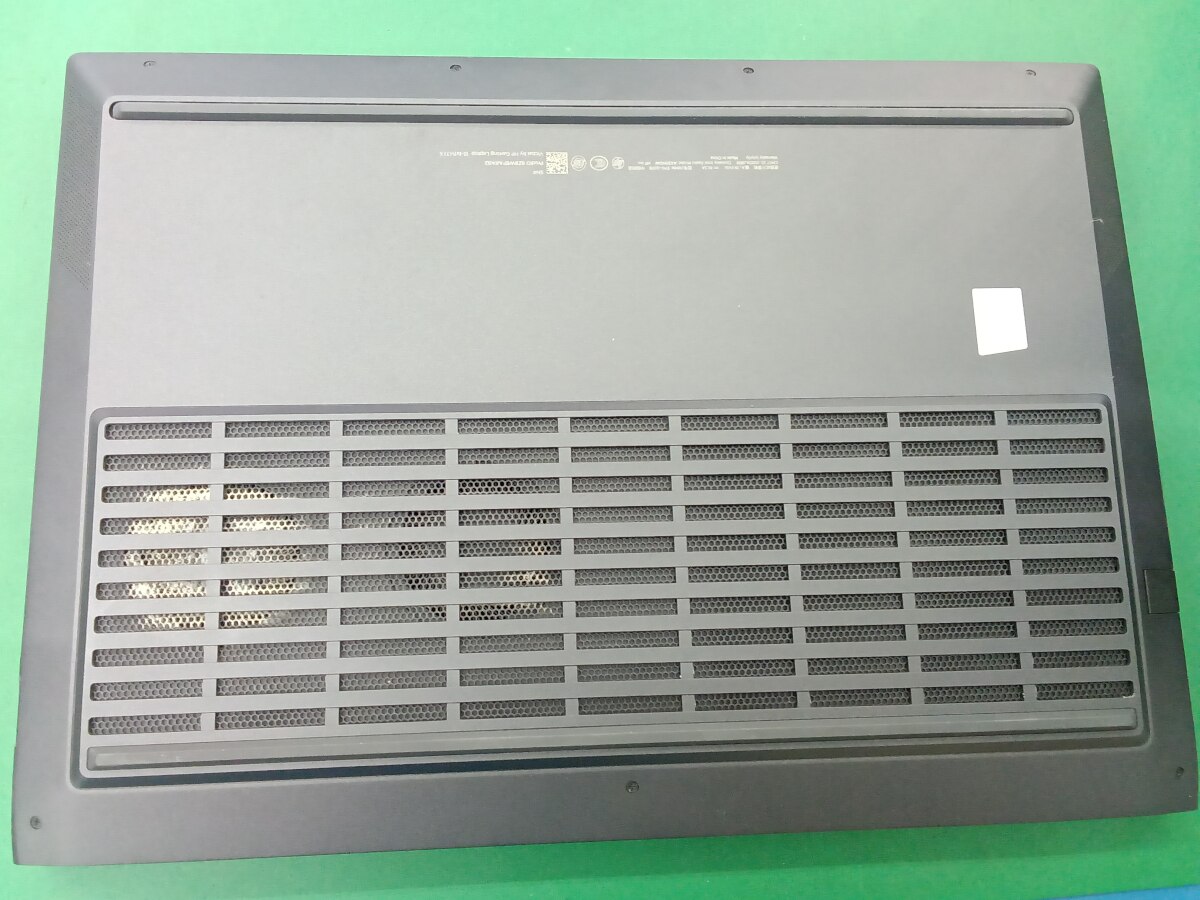 クリーニング前のパソコン裏面
