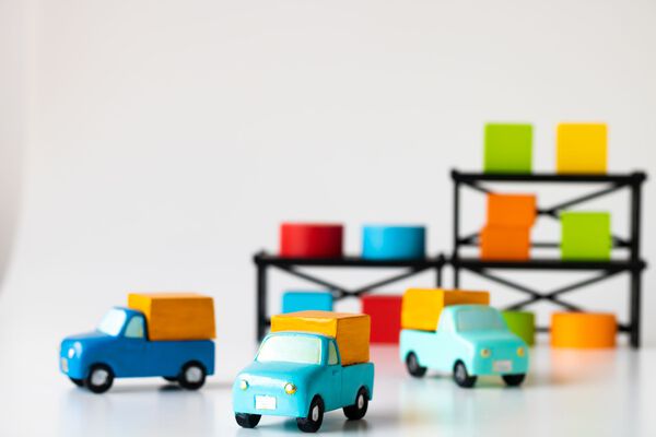 棚の荷物とミニチュアの配送車
