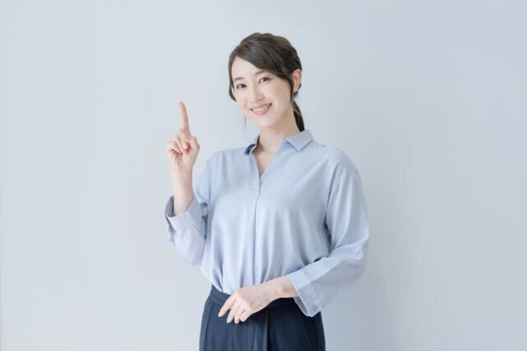 指を立てる女性の写真。採用管理システム選定ポイント紹介用。