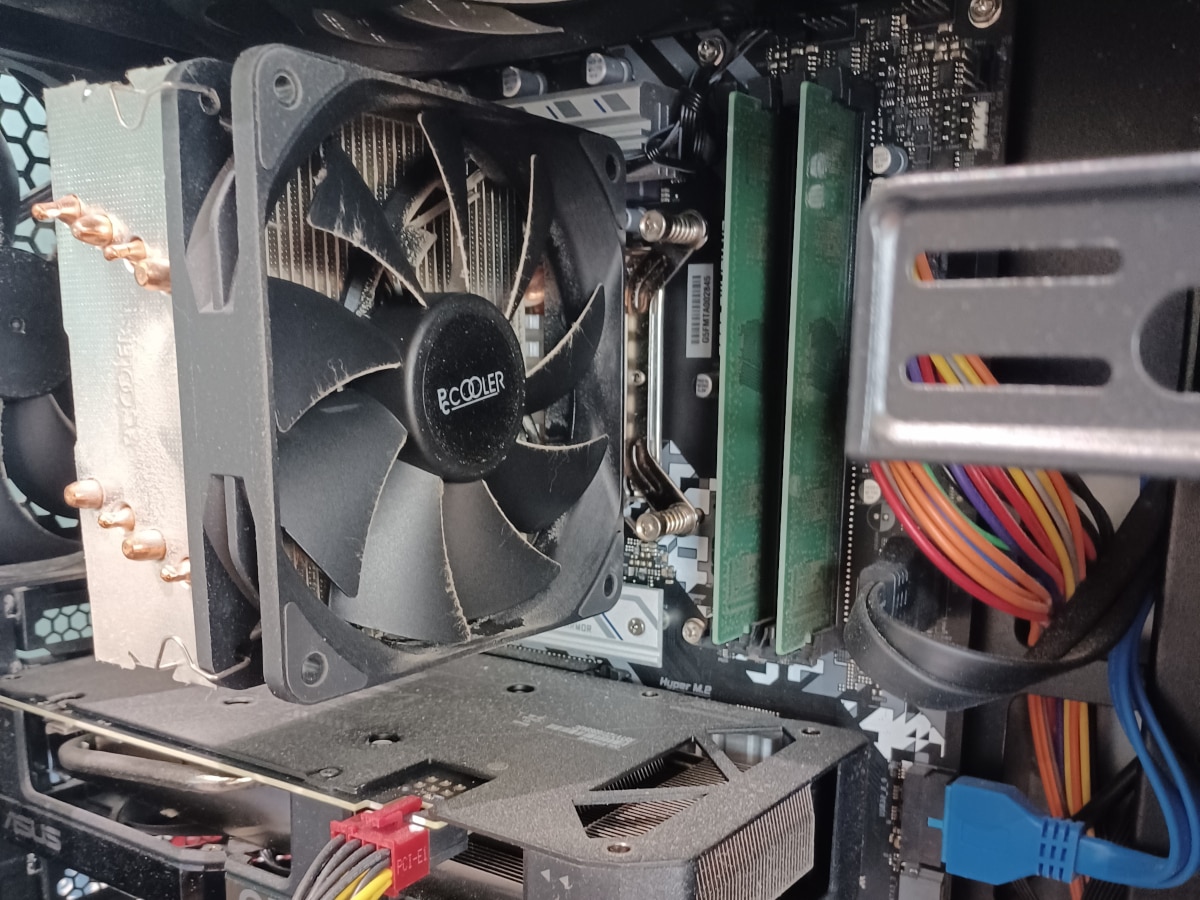 クリーニング前のパソコン内部 CPUクーラー付近