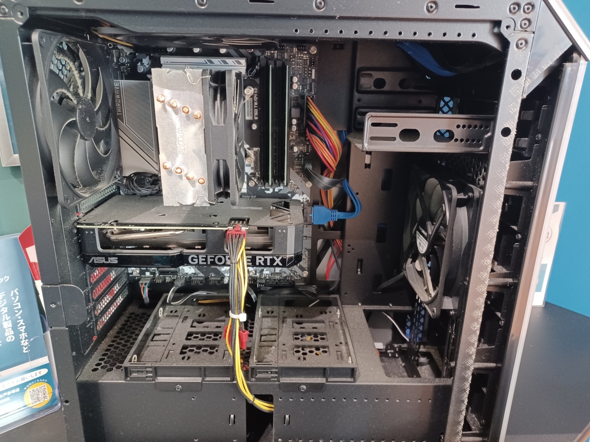 クリーニング前のパソコン内部全体