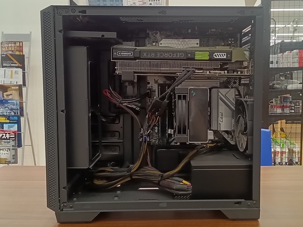 パソコン内部の全体写真