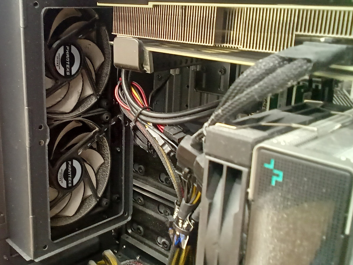 クリーニング前の吸気ファン周辺