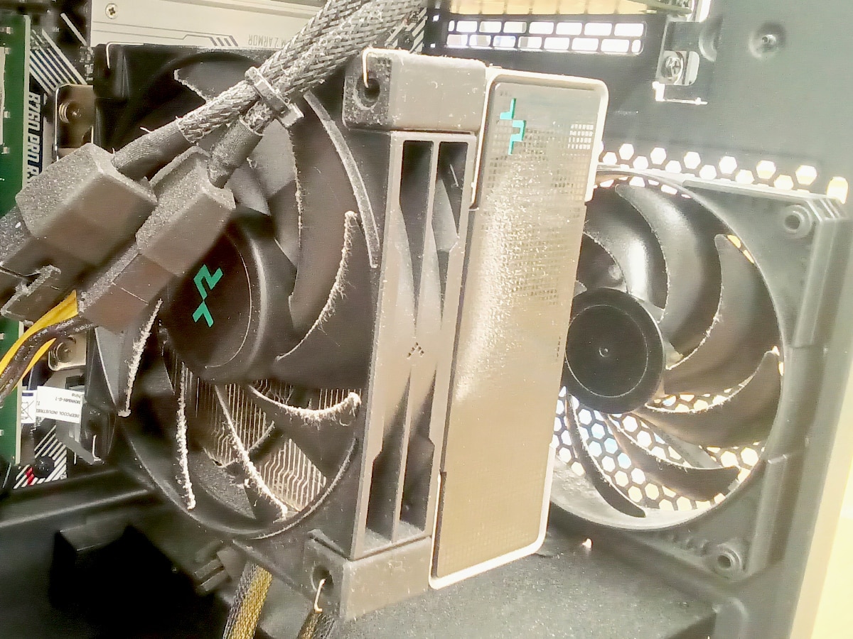 パソコン内部のCPUクーラー周辺