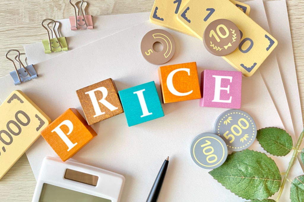 料金をイメージしたPRICEの文字と電卓の写真