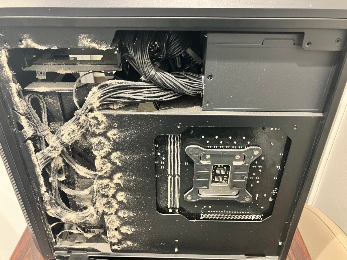 背面ケーブル周辺のホコリ