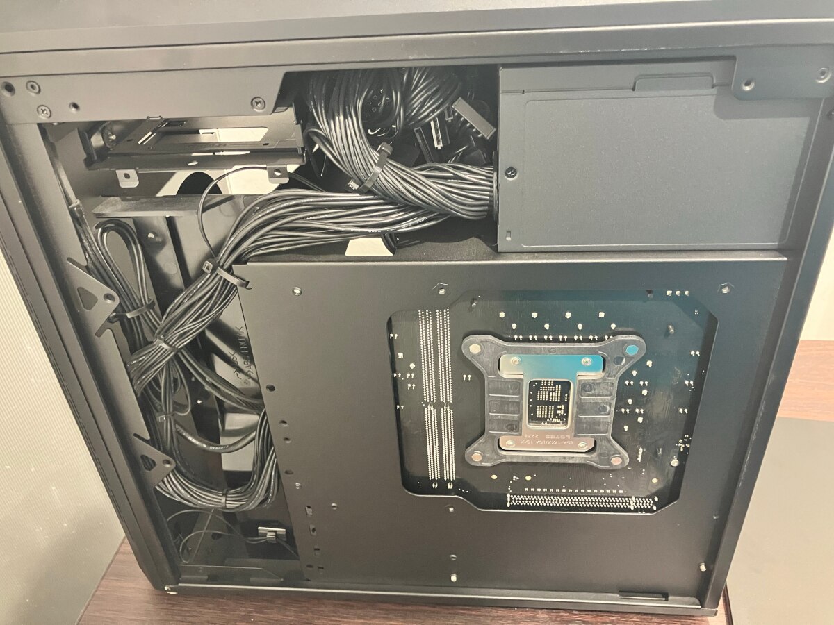 クリーニング後の背面ケーブル周辺