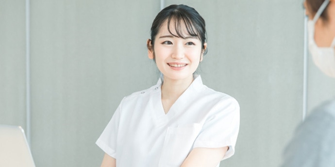 医学生・看護学生対象の臨地実習準備セミナーイメージ。医療現場で白衣姿の女性が記録や説明を行う様子。