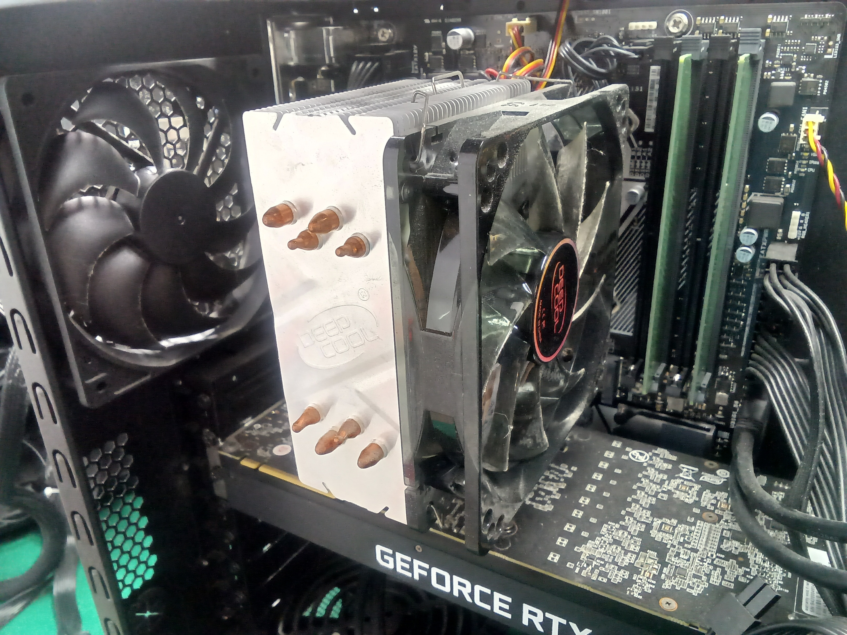 クリーニング前、CPUクーラー周辺