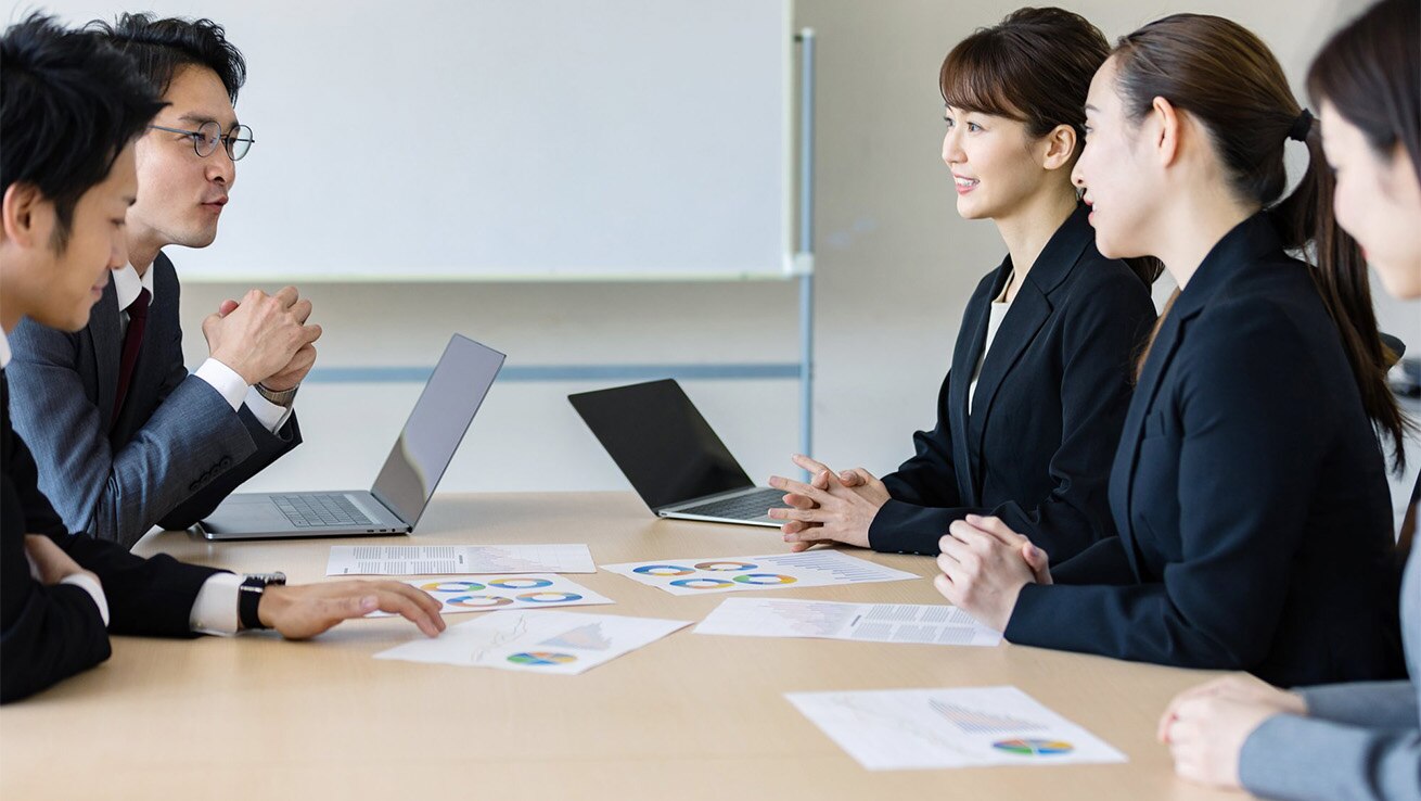 女性活躍推進研修 ビジネススキルイメージ。職場で働く女性社員の姿を通じて、キャリア形成やビジネススキルの習得、組織で活躍し続けるための成長意欲を表現した写真。