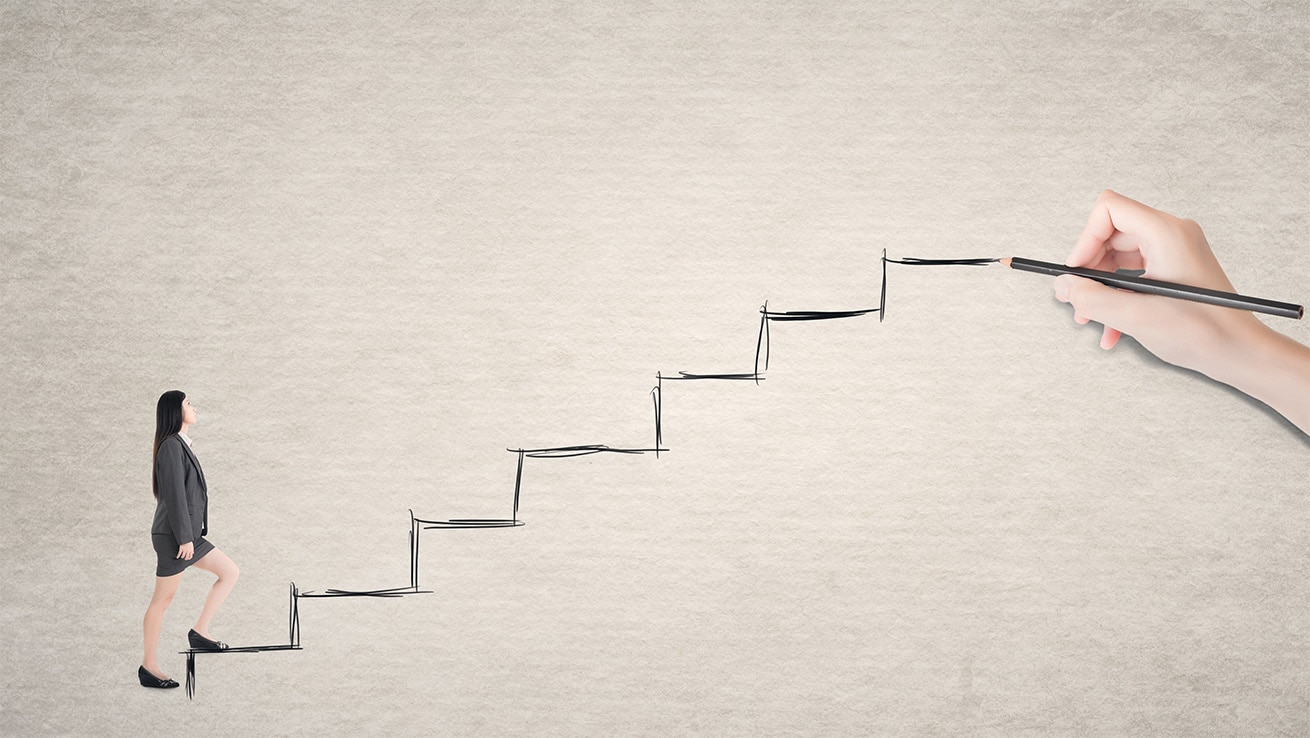 女性活躍推進研修 キャリア形成イメージ。女性が階段を一歩ずつ上がる様子を通じて、キャリア形成や成長のステップを表現した写真。