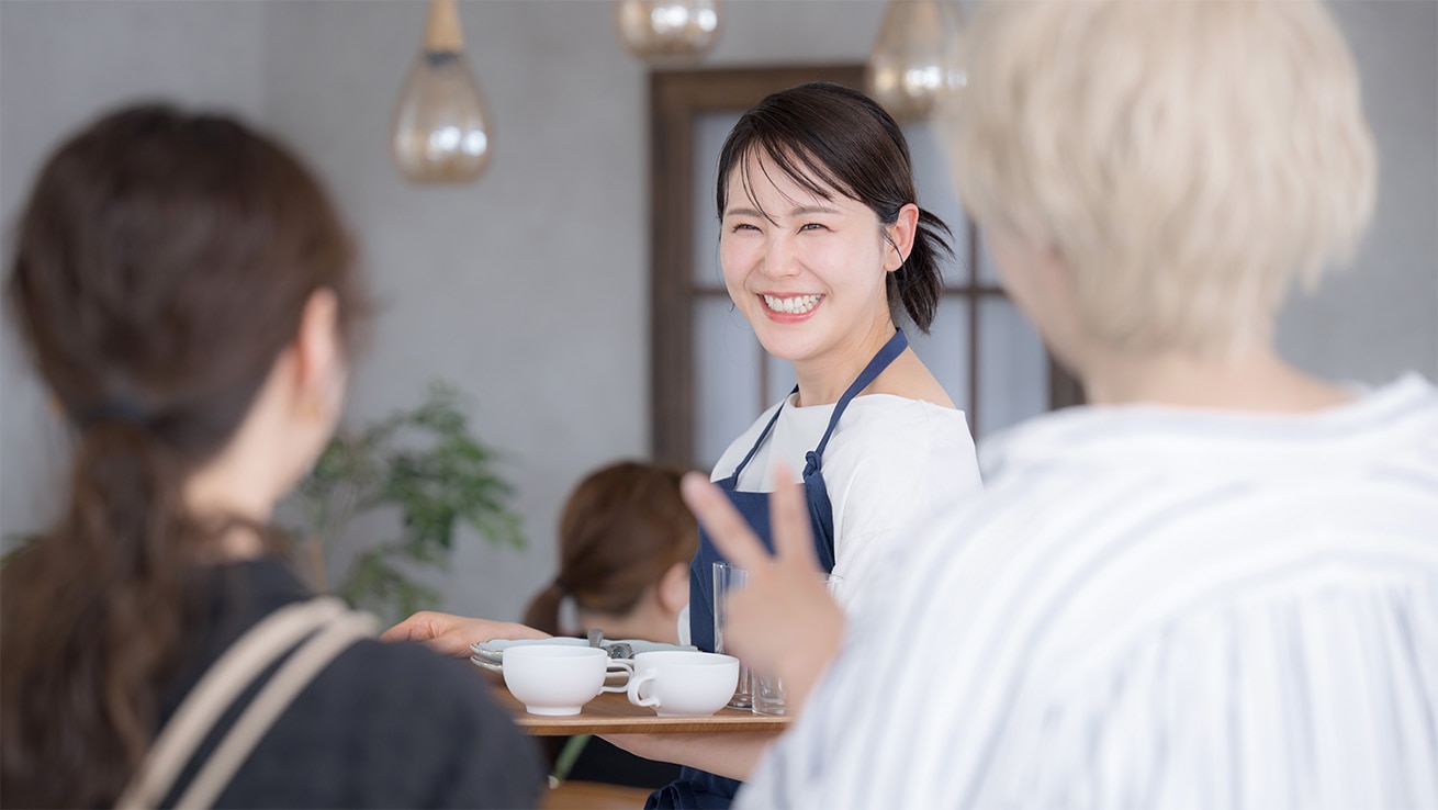 気づき感度向上研修イメージ。カフェでの接客場面を通じて、お客様への気づきと的確な対応力を養う研修を象徴する写真。