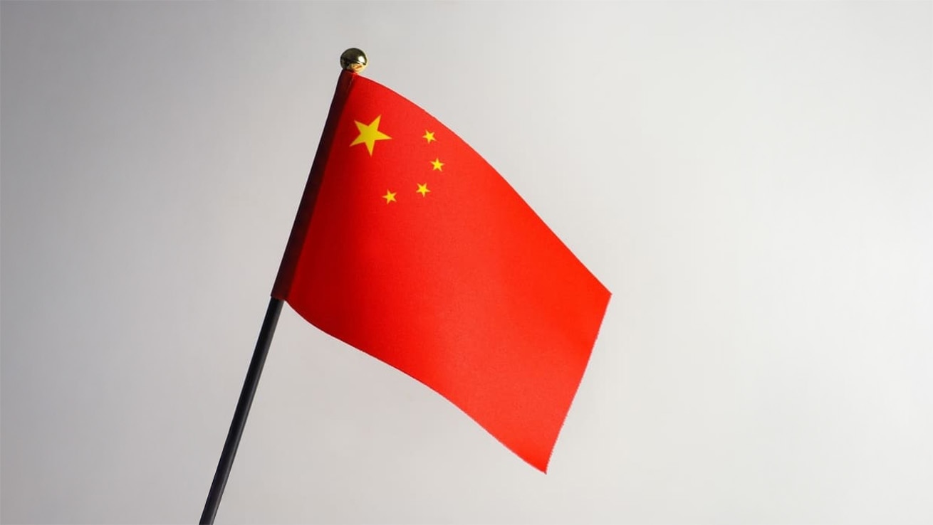 おもてなしランゲージ®中国語研修。中国国旗を通じて、接客コミュニケーションを学ぶ研修を表現した写真。