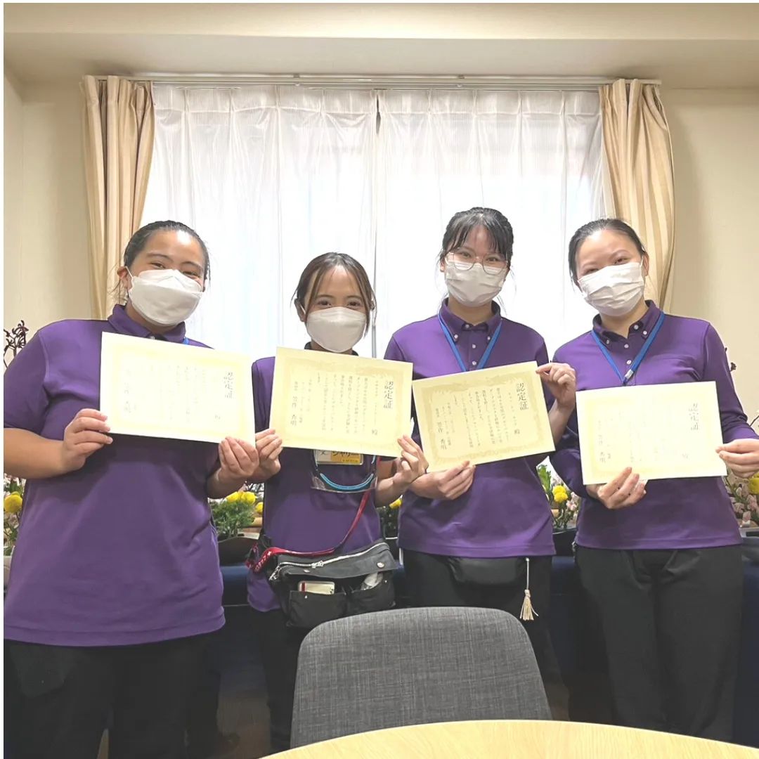 外国人が表彰されている画像