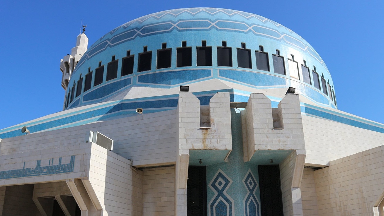 インバウンド対応（ムスリム）研修イメージ。モスクの青いドームを背景に、イスラム文化理解を象徴する写真。
