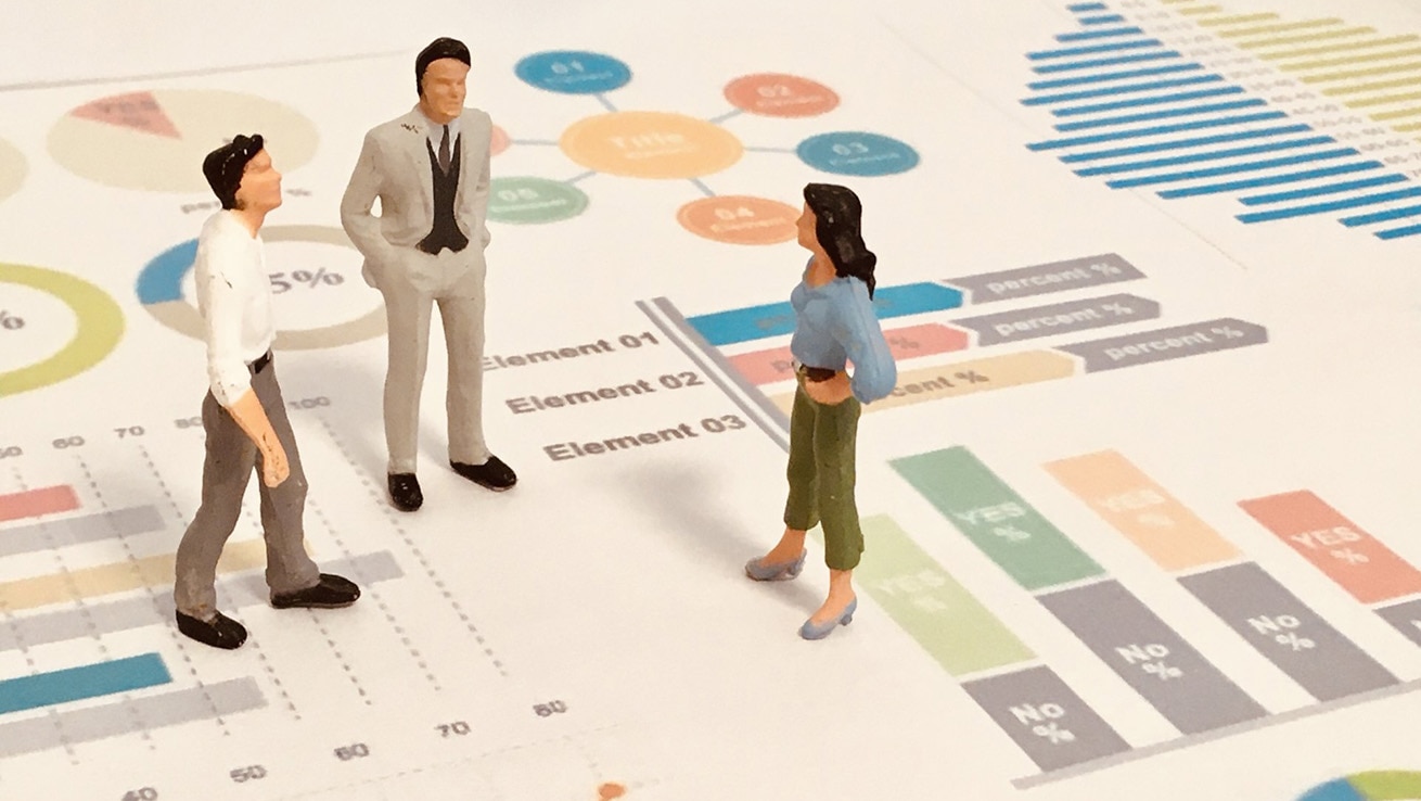 モニタリング(覆面調査)研修イメージ。グラフやチャートを背景に、現状分析と改善課題を示す構図の写真。