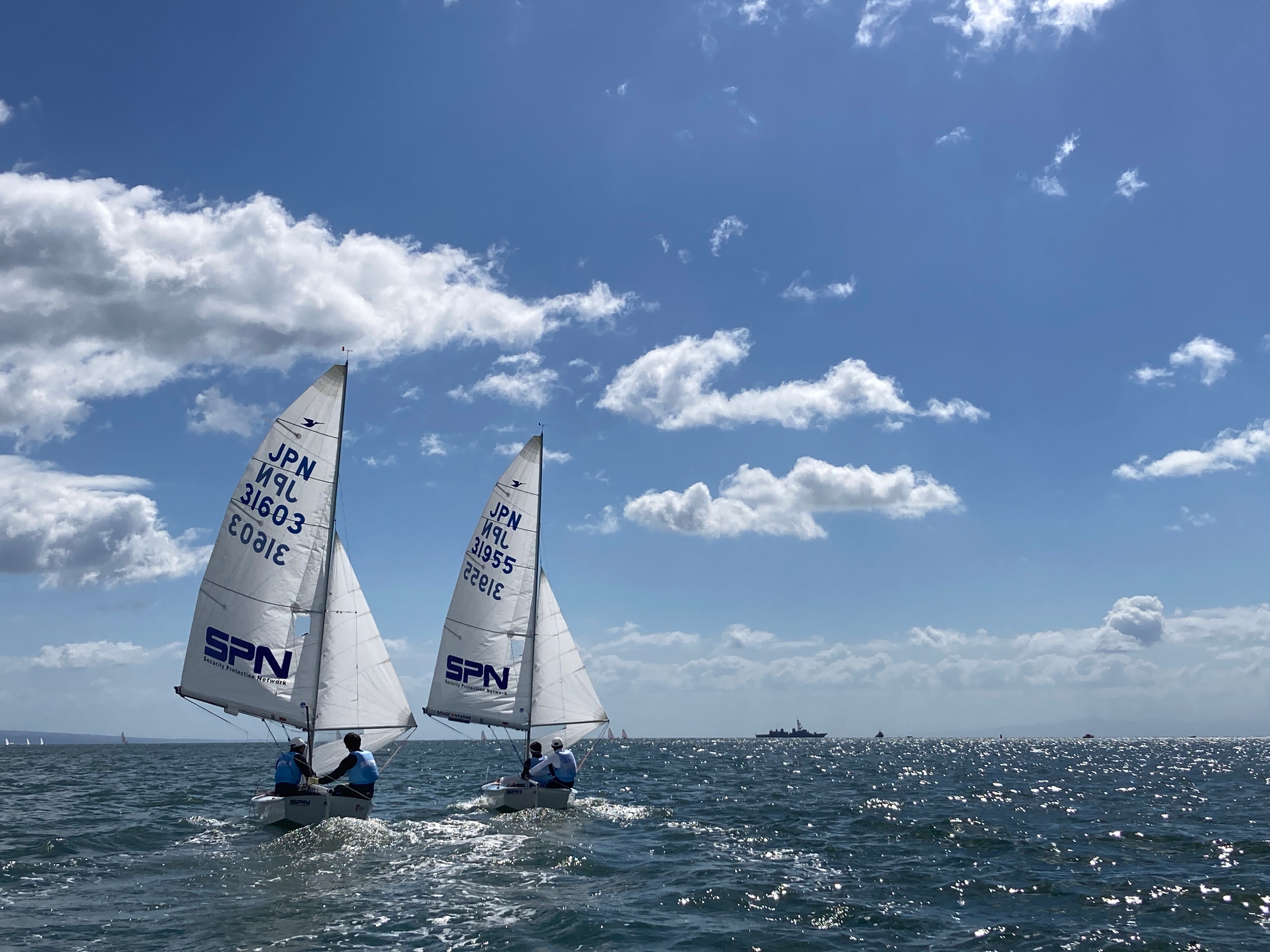 レース海面に向かう途中の選手のヨットが海に浮かんでいる様子