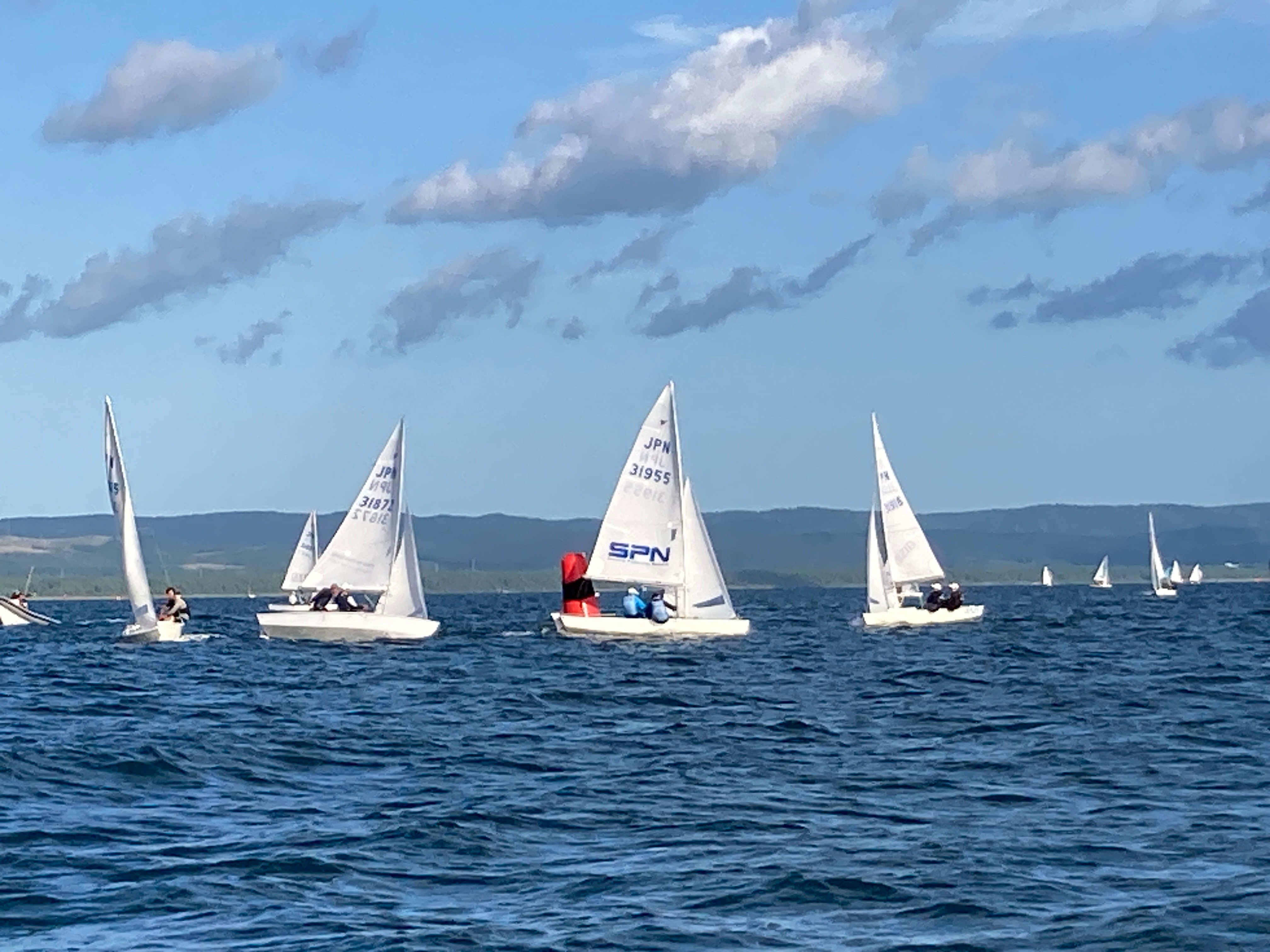 渡邊選手と野呂選手のヨットが海に浮かんでいる様子