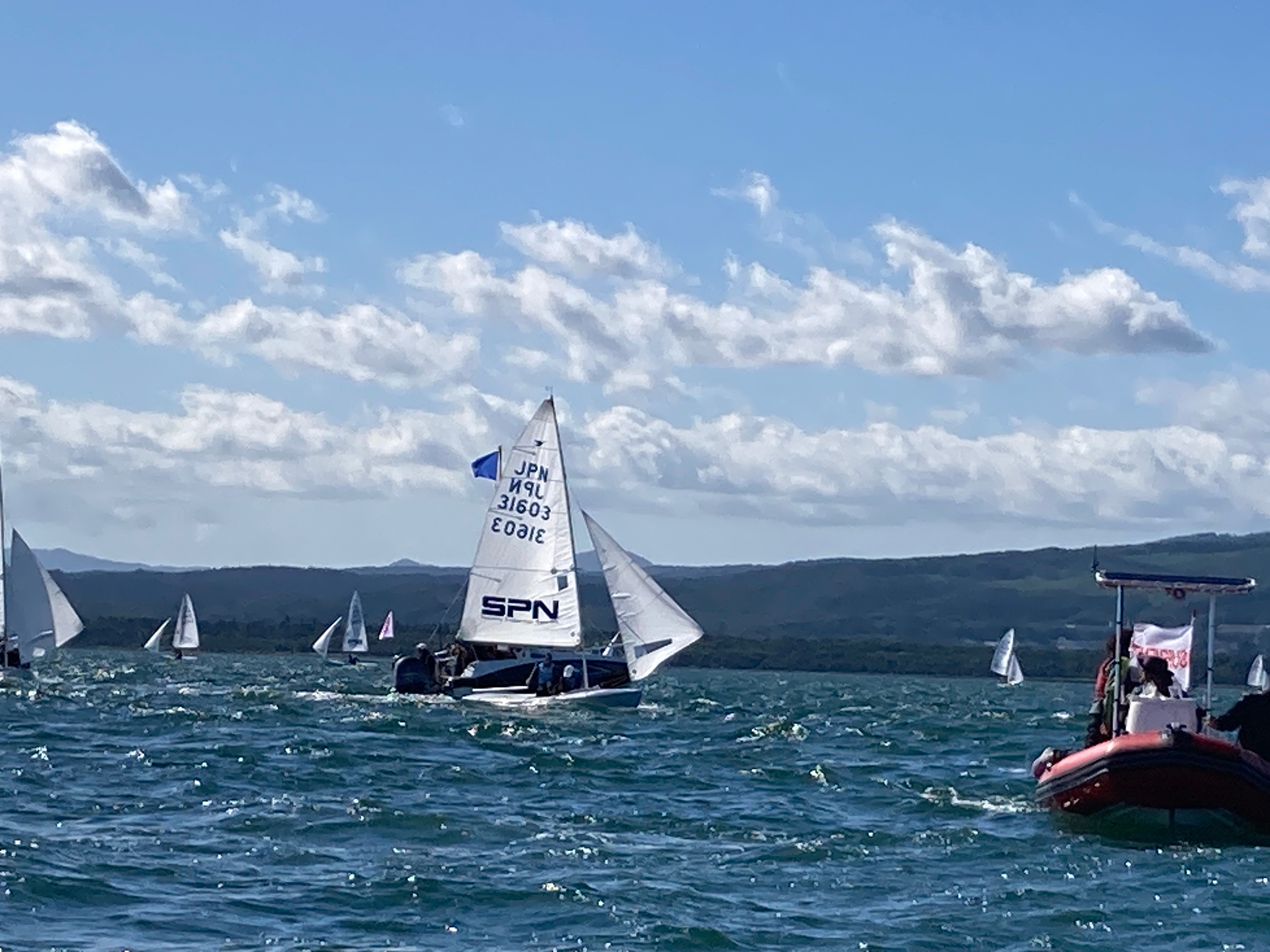 古谷選手と山下選手のヨットが海に浮かんでいる様子