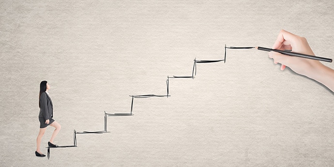 女性活躍推進研修 キャリア形成イメージ。女性が階段を一歩ずつ上がる様子を通じて、キャリア形成や成長のステップを表現した写真。