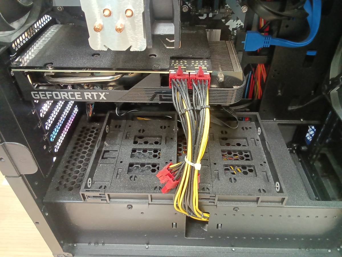 クリーニング前、パソコン内部のホコリの様子