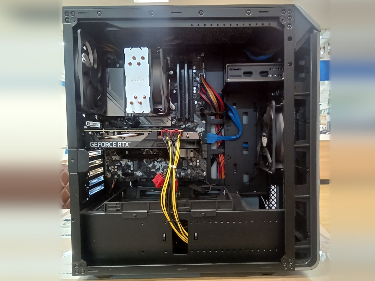 クリーニング後のパソコン内部全体