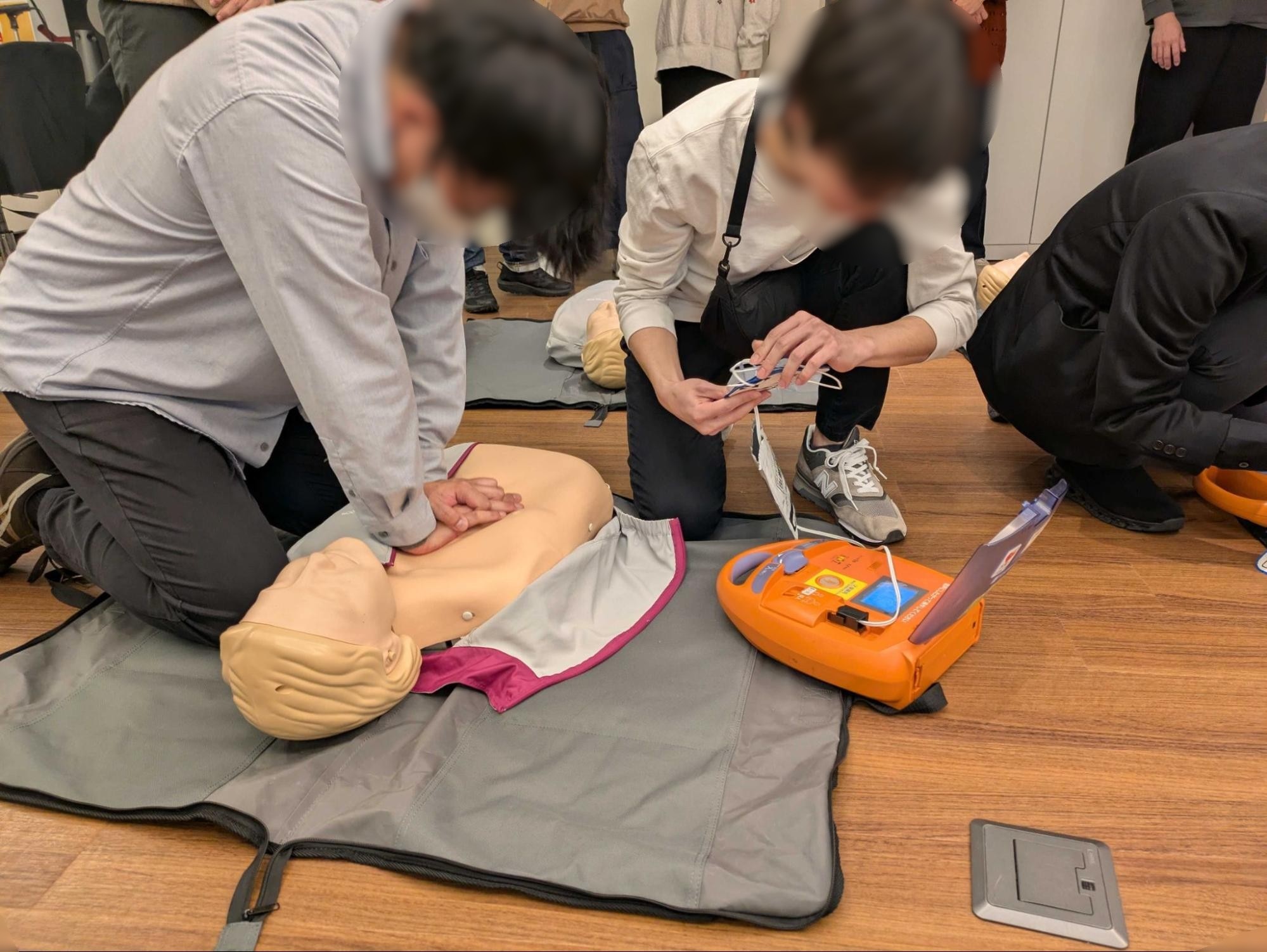 心肺蘇生法の訓練をする様子