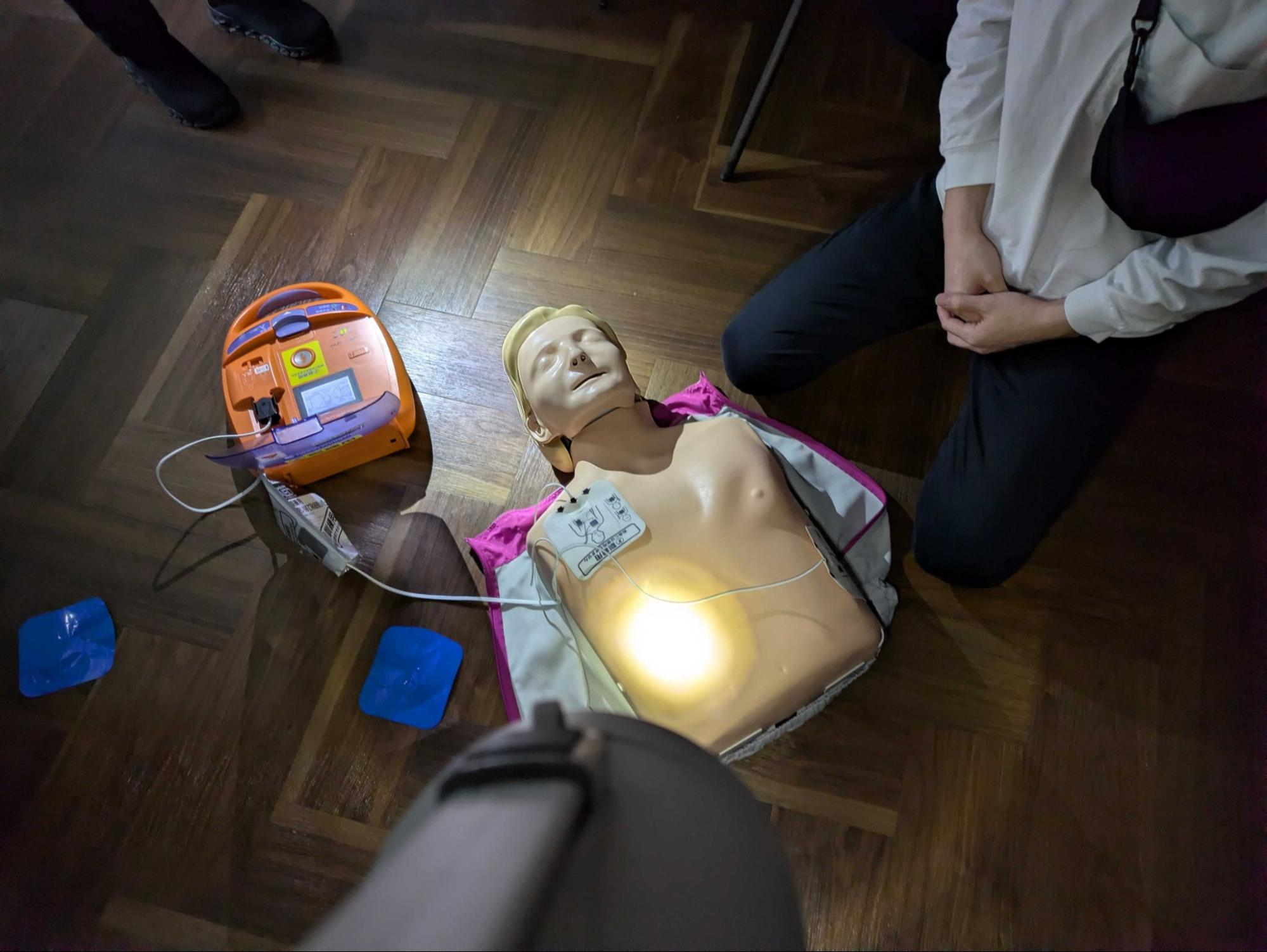 暗闇の中で照らされている心肺蘇生人形