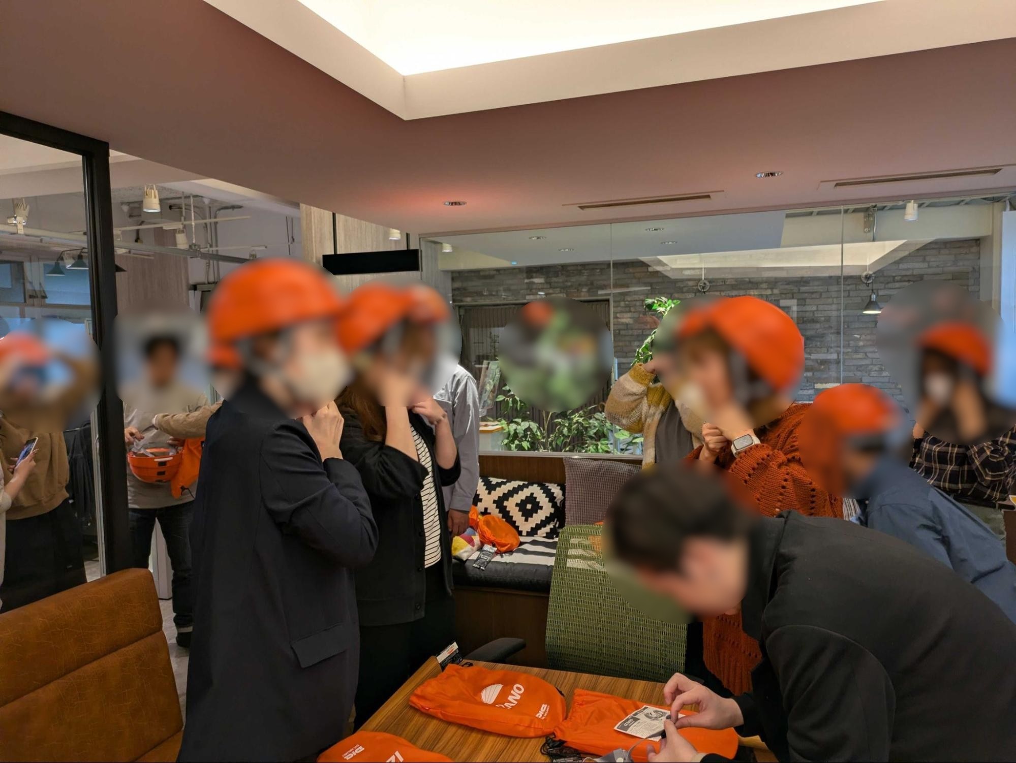 ヘルメットをかぶった訓練参加者たち